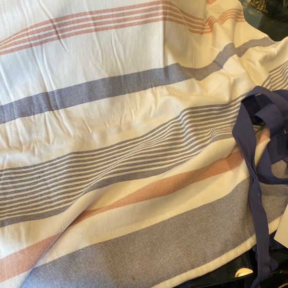 LAST ONE!!!  BNWT Authentic Ugg Fringed Beach Blanket - Picture 11 of 12